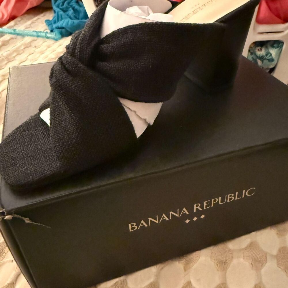 NIB Banana Republic Classic Black Dressy Sandals Summer Vacation Resortwear